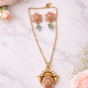 Antique pearl pendant set with matte gold plating