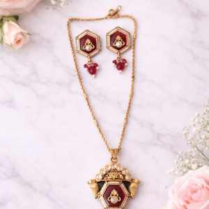Antique pearl pendant set with matte gold plating